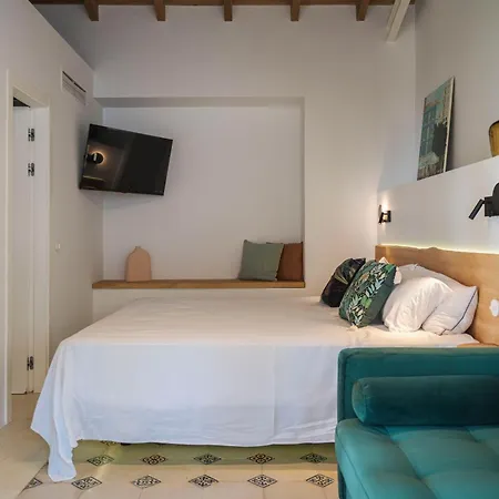 La Moderna Hotel