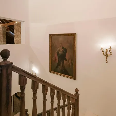 La Moderna Hotel *