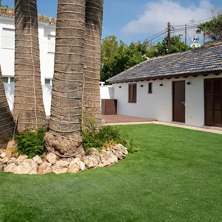 La Moderna Hotel *