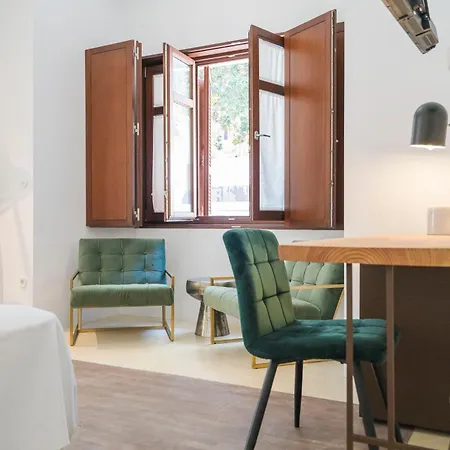 La Moderna Hotel *