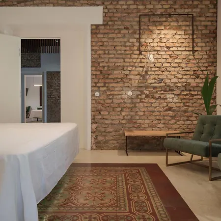 La Moderna Hotel