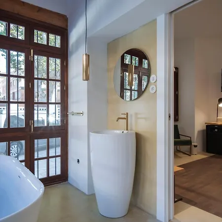 La Moderna Hotel