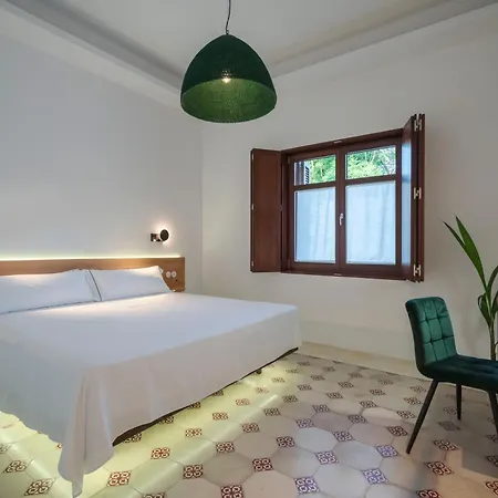 La Moderna Hotel