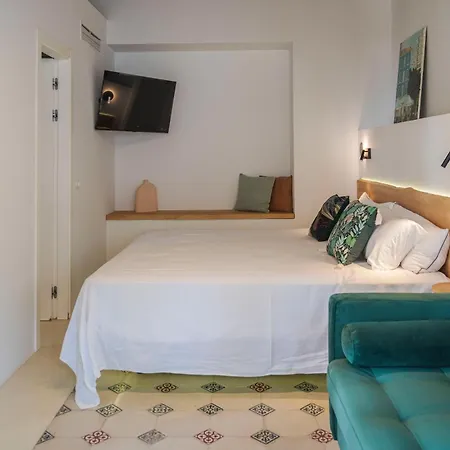La Moderna Hotel *