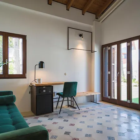 La Moderna Hotel *