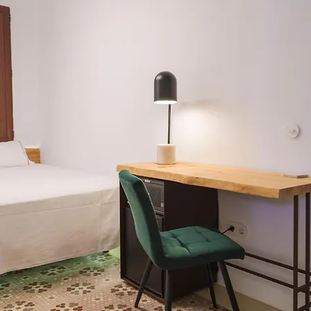 La Moderna Hotel *