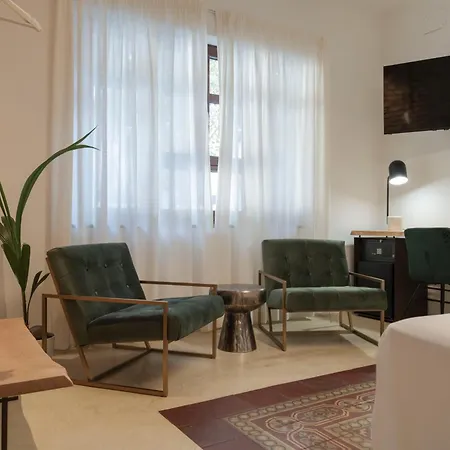 La Moderna Hotel *