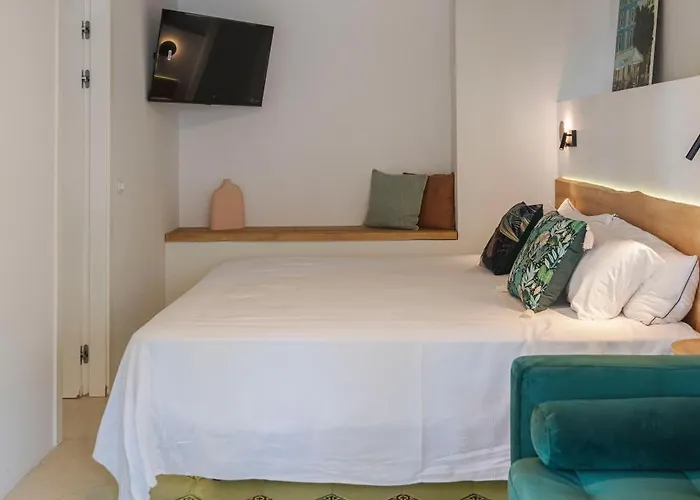 La Moderna Hotel *