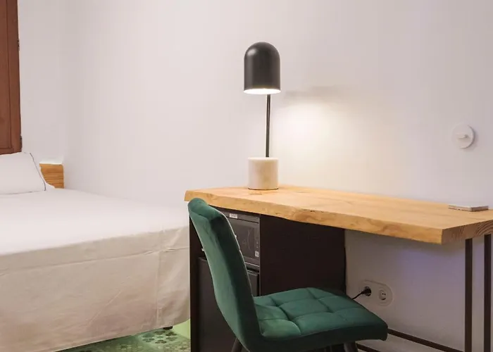 La Moderna Hotel *