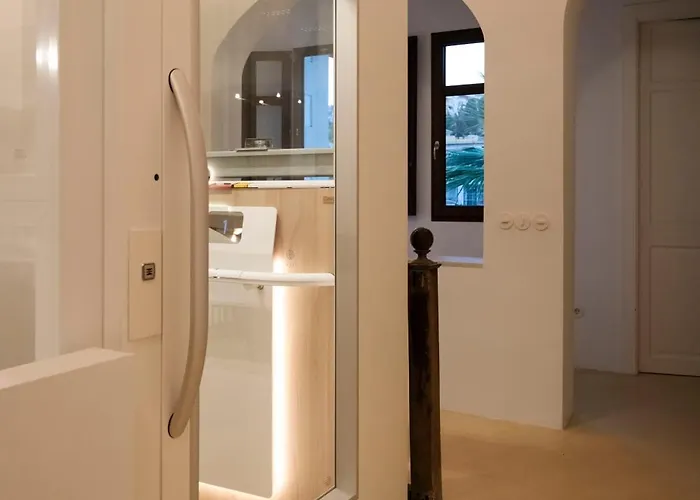 La Moderna Hotel *