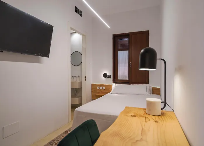 La Moderna Hotel *