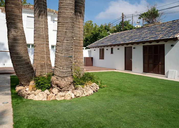 La Moderna Hotel *