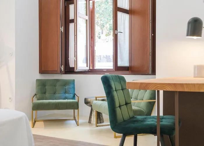 La Moderna Hotel *